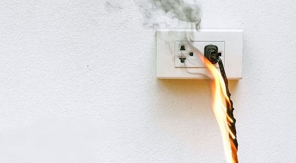 Ngắn mạch gây ra nhiều tác hại cho thiết bị điện như chập cháy
