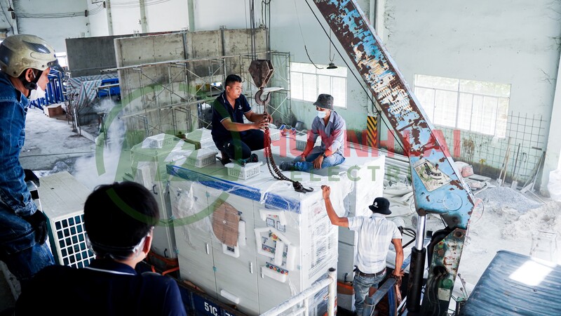 huynh lai lap tu dien Đội ngũ kỹ thuật Huỳnh Lai bàn giao tủ điện công nghiệp cho khách hàng