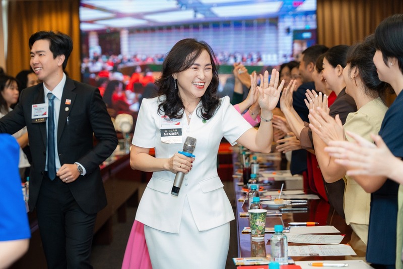 Không giới hạn hoạt động trong phạm vi nội bộ, Lệ cũng dành nhiều thời gian giao lưu liên Chapter