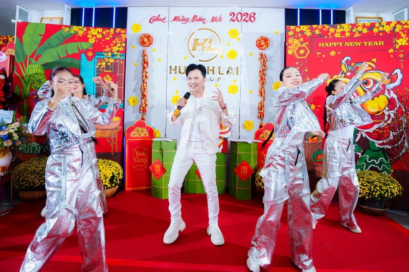 621579959 1440740657743969 8963084795815577763 n 1 Chương trình văn nghệ đầu buổi lễ với sự góp mặt của ca sĩ Nam Cường