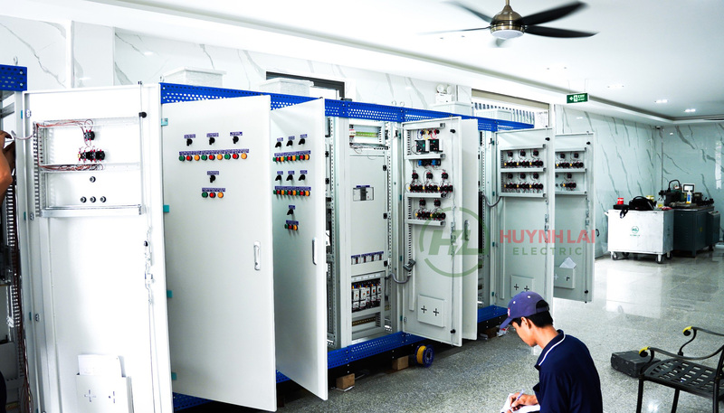 bố trí thiết bị trong tủ điện