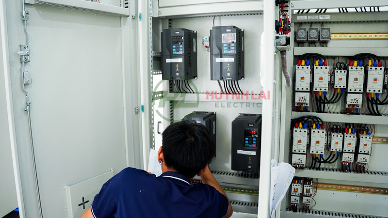 Quy trình bố trí thiết bị trong tủ điện chi tiết