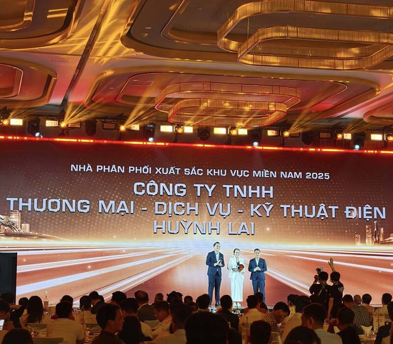 ceo lai thi nhu le nhan thuong danh hieu nha phan phoi xuat sac khu vuc mien nam cua cadivi